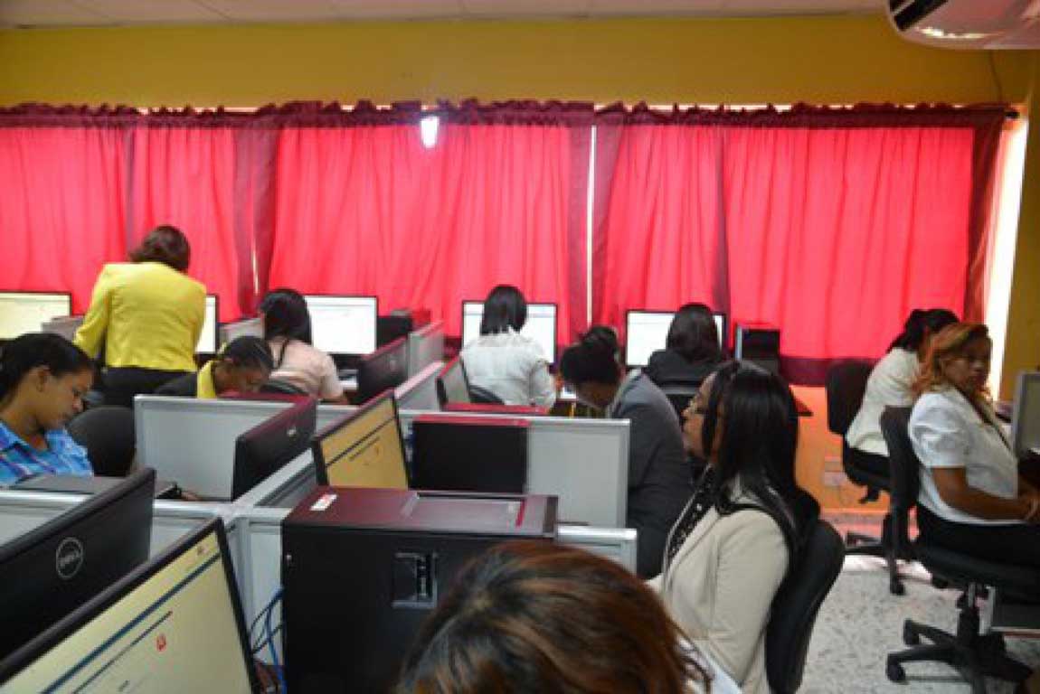  imagen Educación examina este martes a 2,688 aspirantes a orientadores escolares.  