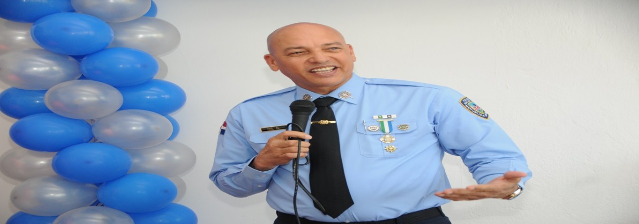  imagen &nbsp;A la actividad asistieron, adem&aacute;s, el director del Gabinete Ministerial, Henry Santos; el subdirector de la Polic&iacute;a Escolar, coronel Miguel A. Jim&eacute;nez Cruz y otros funcionarios de la instituci&oacute;n. 