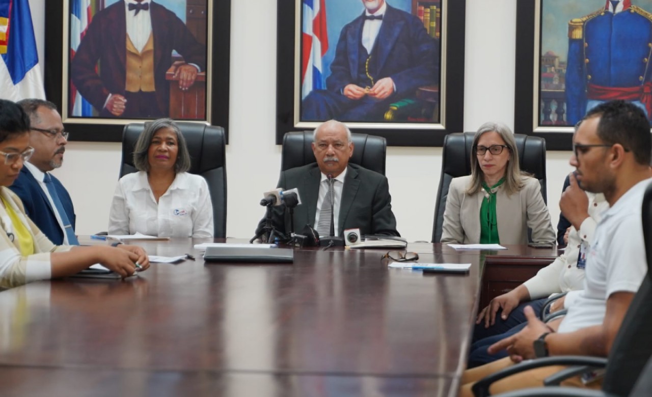  imagen Francisco D Oleo, viceministro de Acreditaci&oacute;n y Certificaci&oacute;n Docente del Minerd, Ancell Scheker Mendoza, Viceministra de Servicios T&eacute;cnicos Pedag&oacute;gicos y Primitiva Medina, segunda vicepresidenta de la ADP encabezan rueda de prensa para anunciar Concurso de Oposici&oacute;n Docente 2023. 