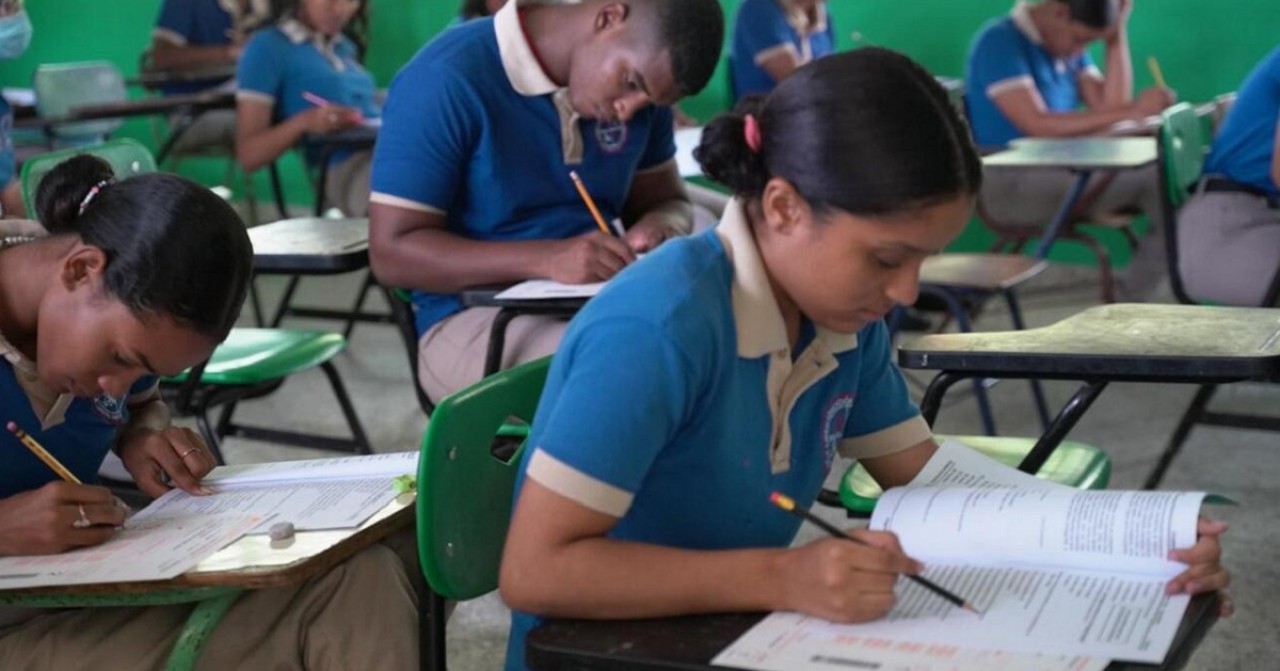  imagen Estudiante sentada en el aula&nbsp; 