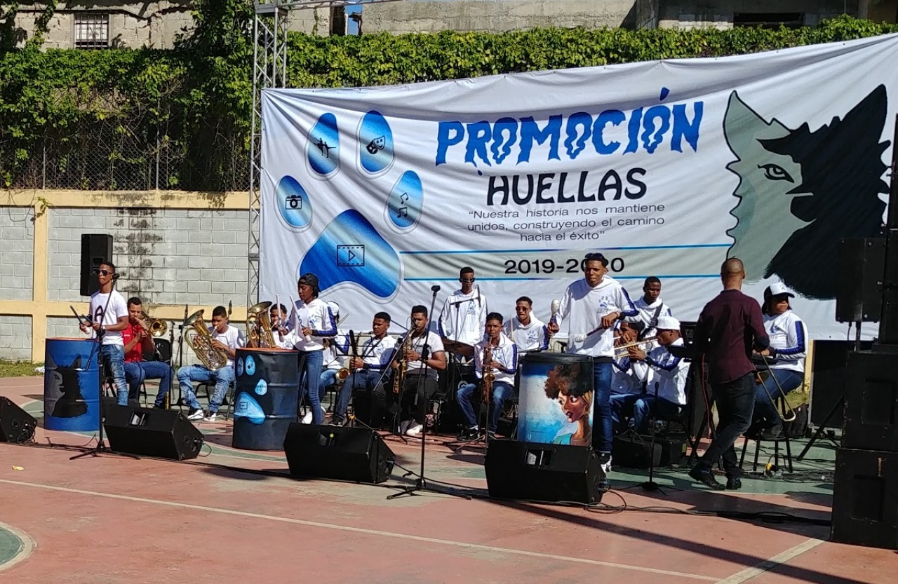  imagen Estudiantes de la promoci&oacute;n Huellas durante el evento de lanzamiento. 