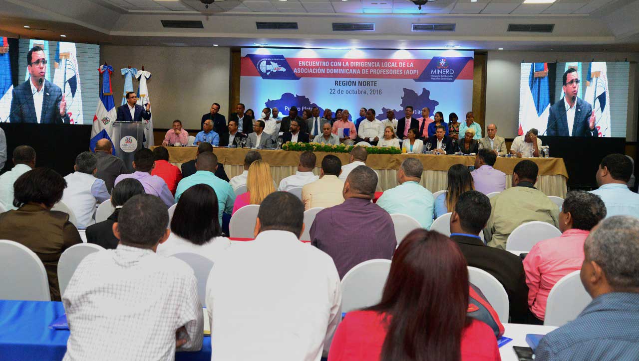  imagen Navarro afirma que profesores  y estudiantes deben ser sujetos, no objetos, de la Revolución Educativa para que sea sostenible. 