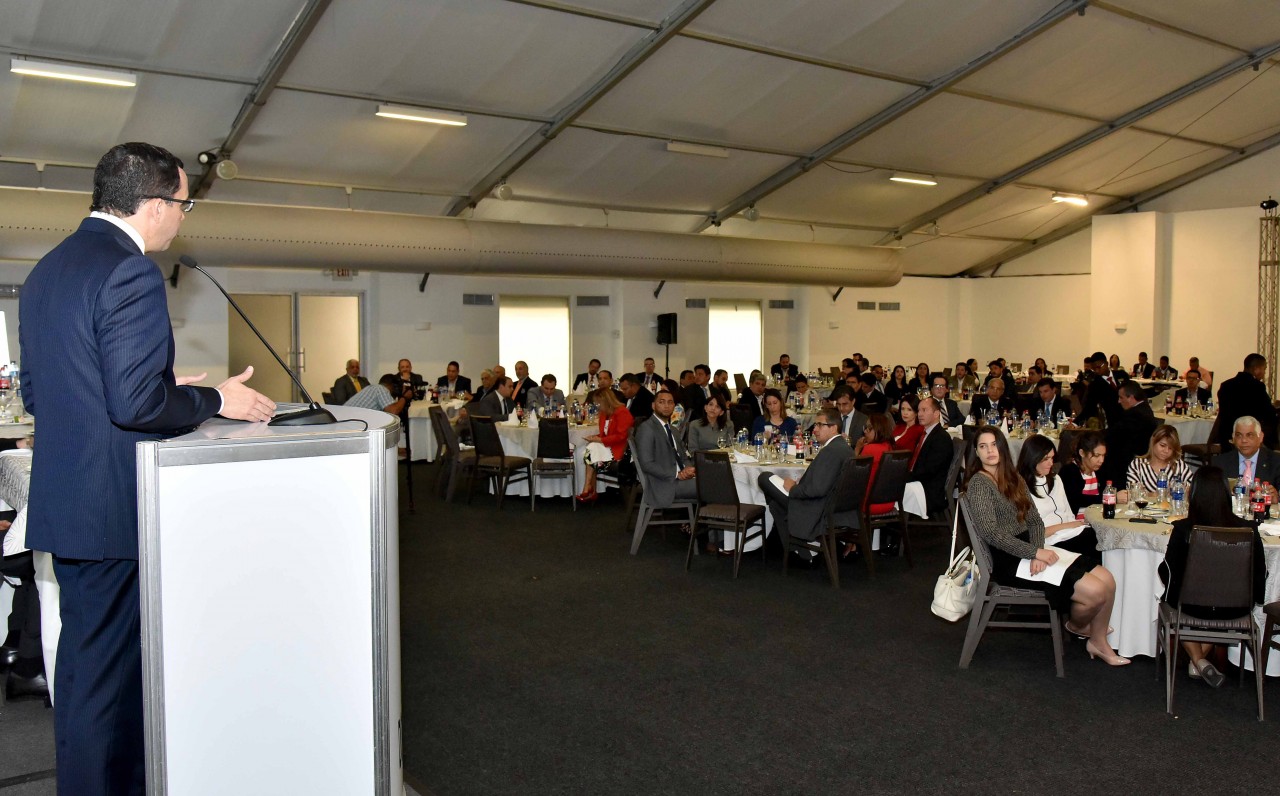 imagen Ministro Andr&eacute;s Navarro desde podium se dirige a personas en almuerzo conferencia de la c&aacute;mara de comercio dominico mexicana 
