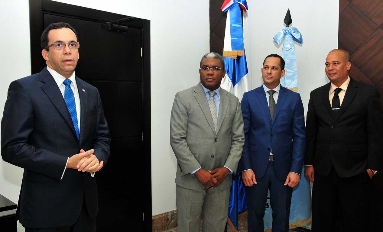  imagen Navarro posesiona en sus cargos al viceministro Administrativo del MINERD y al director del INEFI. 