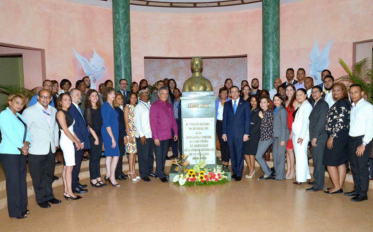  imagen Ministro de Educaci&oacute;n Andr&eacute;s Navarro y el doctor Julio Leonardo Valeir&oacute;n junto al resto de los participantes. 