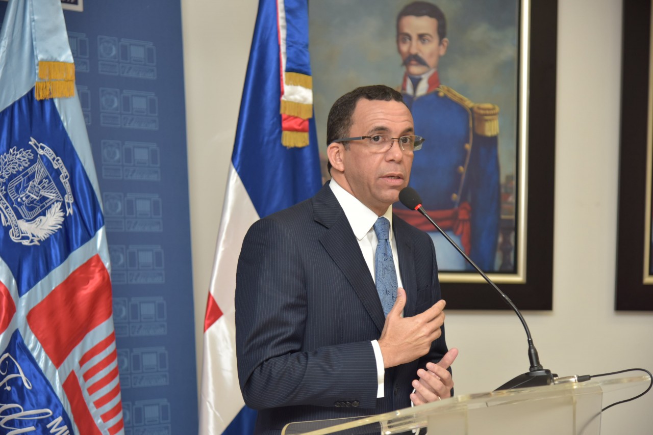  imagen Ministro Andr&eacute;s Navarro de pie habla en podium&nbsp; 