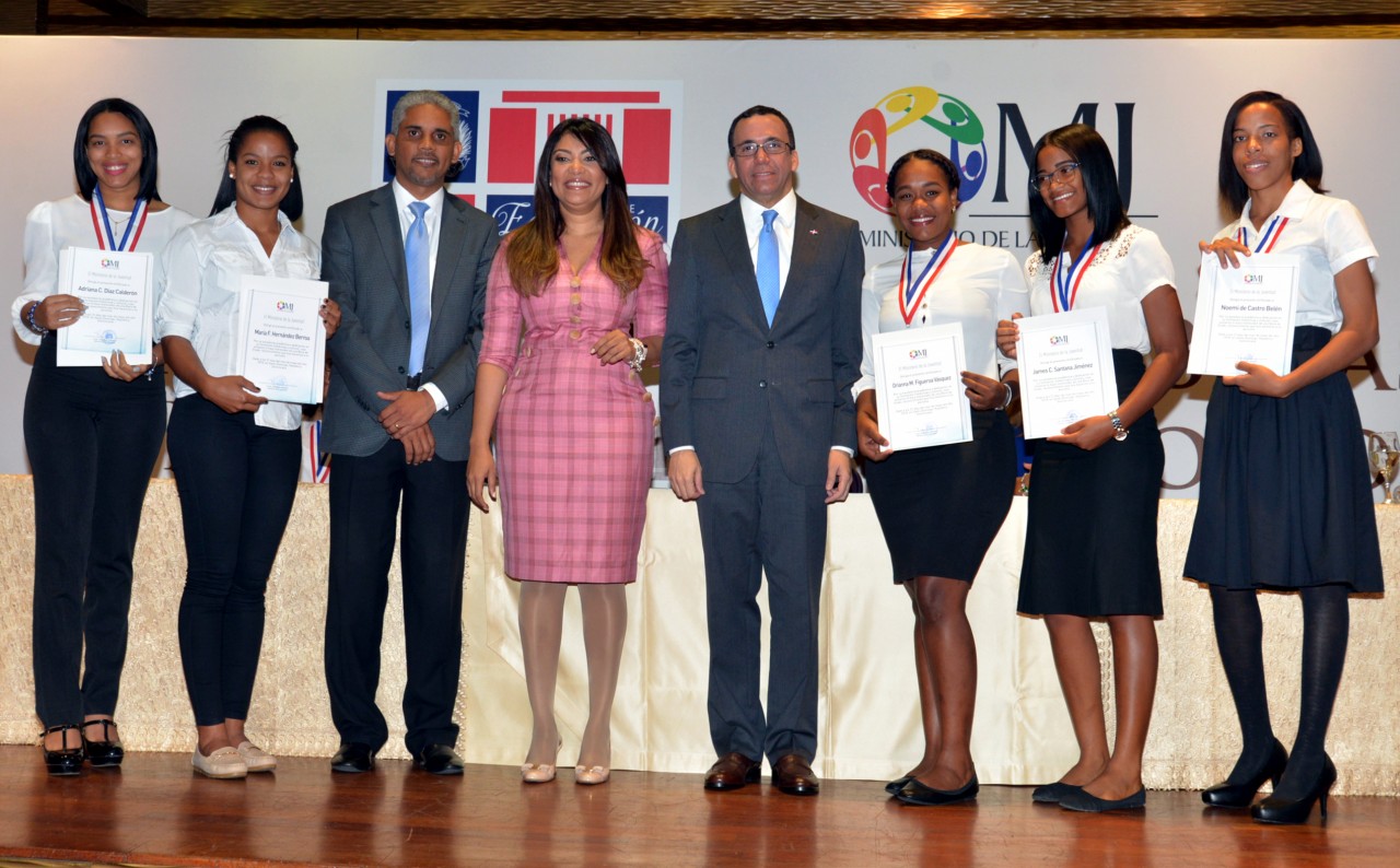  imagen Ministros Andr&eacute;s Navarro y Robiamny Balc&aacute;cer junto a parte de los 126 estudiantes que recibieron becas universitarias&nbsp; 