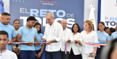  imagen Presidente Luis Abinader corta la cinta que deja inaugurado el techado&nbsp; 