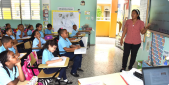  imagen Fotos de maestros en el aula con estudiantes 