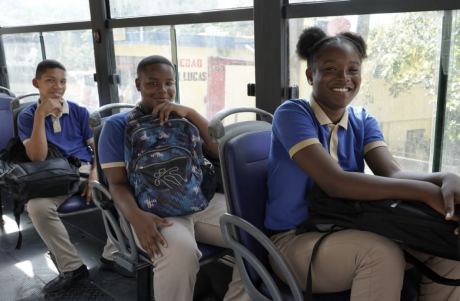  imagen Estudiantes utilizando el servicio del Sistema Nacional de Transporte Estudiantil&nbsp;&nbsp; 