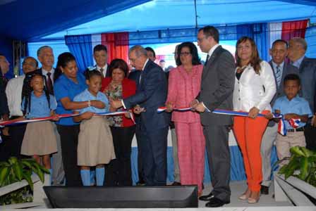  imagen Presidente Danilo Medina corta cinta en acto de inauguraci&oacute;n; le acompa&ntilde;an representantes de diferentes sectores entre ellos el Ministro Andr&eacute;s Navarro y la Senadora&nbsp;Cristina Lizardo. 