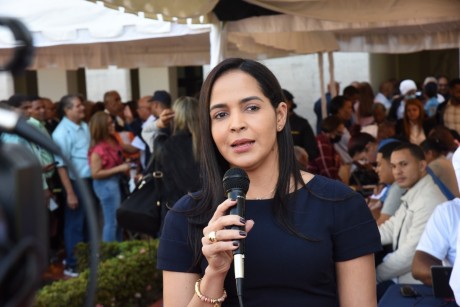  imagen Directora de Recursos Humanos habla a la prensa.
&nbsp; 