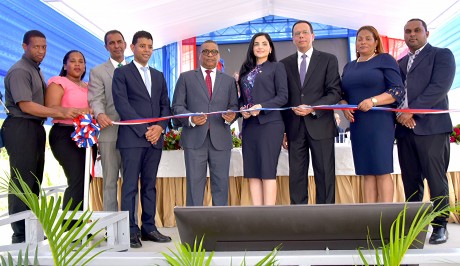  imagen Ministro Antonio Pe&ntilde;a Mirabal junto a directora de&nbsp;INAIPI y dem&aacute;s personalidades en acto de&nbsp;apertura de un Centro de Atenci&oacute;n Integral a la Primera Infancia (CAIPI). 