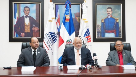  imagen El Ministerio de Educaci&oacute;n Roberto Fulcar junto al director general ejecutivo del INABIMA, Rafael Pimentel Pimentel; Pablo Ulloa, defensor del Pueblo, as&iacute; como representantes de las asociaciones que agrupan a maestros jubilados y pensionados.
&nbsp; 
