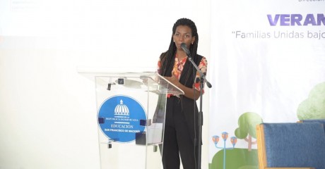  imagen Lisa de los Santos, t&eacute;cnica docente nacional del MINERD imparte conferencia "Una mirada reflexiva a nuestro curr&iacute;culo". 