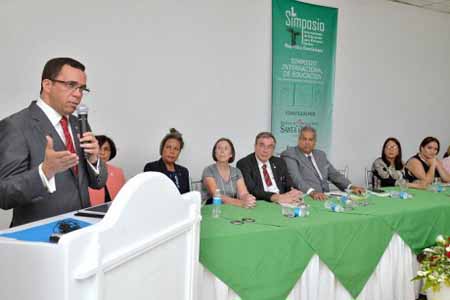  imagen Ministro Andr&eacute;s Navarro durante su oratoria en el Primer Simposio Internacional de Educaci&oacute;n para Personas Sordas. 