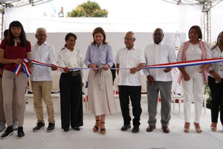  imagen vicepresidenta de la Rep&uacute;blica, Raquel Pe&ntilde;a, y el ministro de Educaci&oacute;n, &Aacute;ngel Hern&aacute;ndez, junto a otras autoridades durante corte de cinta. 