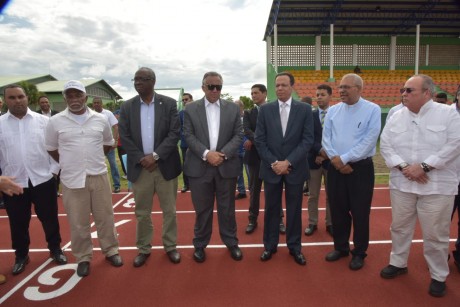  imagen Ministro Pe&ntilde;a Mirabal, junto al presidente del Comit&eacute; Ol&iacute;mpico Dominicano, Luis&iacute;n Mej&iacute;a Oviedo,&nbsp;el senador por Monte Plata, Charles Mariotti, autoriades e integrantes de la&nbsp;comunidad de Bayaguana, mientras caminan sobre moderna pista de atletismo. 