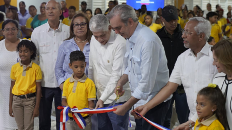 imagen Presidente de la Rep&uacute;blica, Luis Abinader y Ministro de Educaci&oacute;n, &Aacute;ngel Hern&aacute;ndez inauguran Escuela B&aacute;sica Pedro Antonio Almonte Hidalgo en el municipio Villa Gonz&aacute;lez, provincia Santiago. 