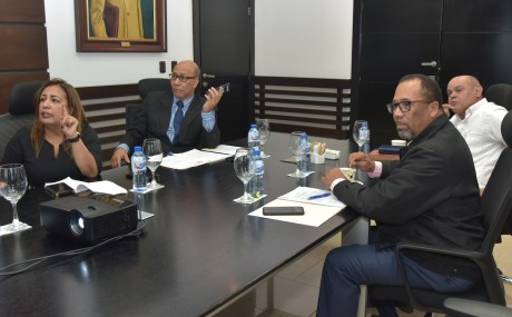  imagen Representantes del Ministerio de Educaci&oacute;n y la Asociaci&oacute;n Dominicana de Profesores (ADP), se sientan en la mesa del di&aacute;logo para ultimar detalles de los acuerdos en conjunto y lograr las mejores soluciones para la comunidad educativa en el pr&oacute;ximo ciclo escolar, en el marco de la Revoluci&oacute;n Educativa. 