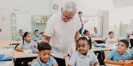  imagen Ministro de Educaci&oacute;n, &Aacute;ngel Hern&aacute;ndez, junto a estudiantes&nbsp; 