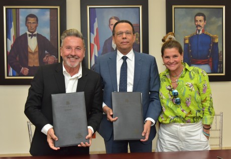  imagen Ministo Pe&ntilde;a Mirabal y el cantante Ricardo Montaner mientras firman acuerdo con fundacion del artista. 
