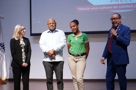  imagen Viceministra de Educaci&oacute;n de Asuntos T&eacute;cnicos y Pedag&oacute;gicos, Ancell Scheker, junto a estudiante y otras autoridades. 