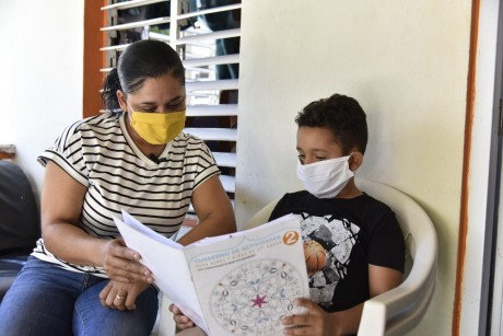  imagen Madre e hijo hacen la tarea 