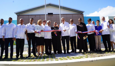  imagen Ptd. Luis Abinader junto a el ministro de Educaci&oacute;n, &Aacute;ngel Hern&aacute;ndez y dem&aacute;s autoridades inauguran Escuela en San Crist&oacute;bal. 