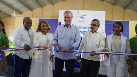  imagen Presidente Luis Abinader en inauguraci&oacute;n de centro educativo junto a dem&aacute;s entidades que le acompa&ntilde;an. 