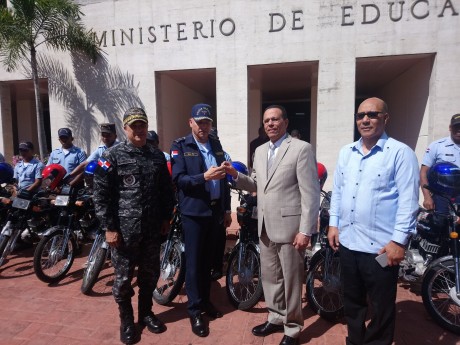 imagen Ministro&nbsp;Antonio Pe&ntilde;a Mirabal durante la entrega de las motocicletas frente a la SEDE del Ministerio de Educaci&oacute;n. 