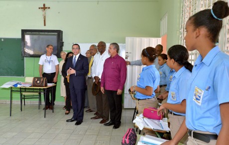  imagen Ministro Andr&eacute;s Navarro durante visita de centro educativo. Junto a &eacute;l directiva del centro y grupo de alumnos. 