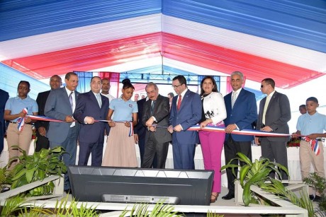  imagen Ministro Andr&eacute;s Navarro y Presidente Danilo Medina junto a autoridades educativas de la Romana cortando cinta dejando inaugurado liceo y dos estancias infantiles 