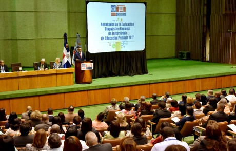  imagen Ministro Andr&eacute;s Navarro parado en podium expone resultados de Pruba Nacional Diagn&oacute;stica Tercer Grado&nbsp; 