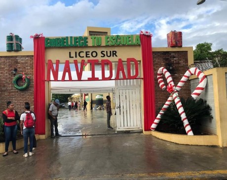  imagen Entrada frontal de escuela adornada durante el concurso Embellece tu Escuela En Navidad. 