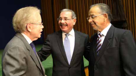  imagen Presidente Danilo Medina sonriente, a su derecha el empresario Jos&eacute; Luis Corripio y a su izquierda el comunicador Huchi Lora. 