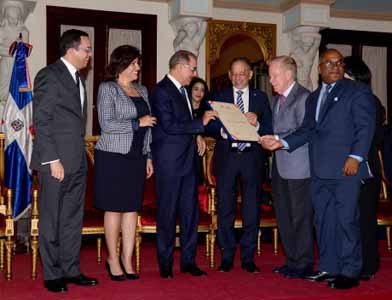  imagen Presidente Danilo Medina entrega Premio Nacional de Periodismo a Huchi Lora 