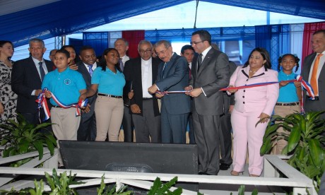  imagen Presidente Danilo Medina, Ministro Andr&eacute;s Navarro, entre otras personalidades durante corte de cinta en acto de inauguraci&oacute;n de&nbsp; Centro Educativo en&nbsp;Los Guaricanos. 