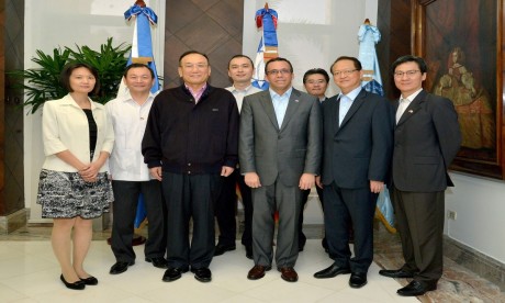  imagen Ministro Andr&eacute;s Navarro junto a vicecanciller y miembros de la comitiva de Taiw&aacute;n. 