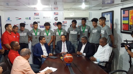  imagen Ministro de Educaci&oacute;n Pe&ntilde;a Mirabal y el Ingeniero Rafael Uribe junto a integrantes de la selecci&oacute;n U-16 de baloncesto masculino. 