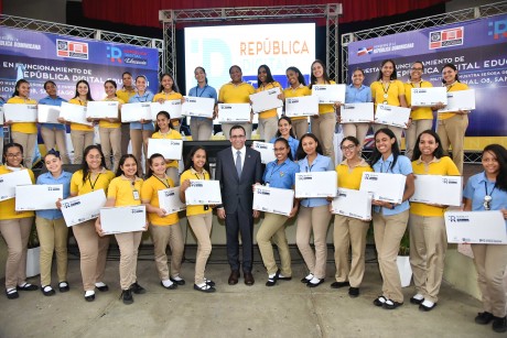  imagen Ministro Andr&eacute;s Navarro de pie junto a estudiantes que recibieron su notebook del programa Rep&ugrave;blica Digital Educaci&ograve;n 