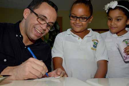  imagen Ministro Andr&eacute;s Navarro acompa&ntilde;ado de dos estudiantes. 