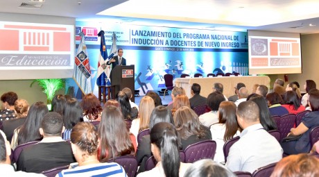  imagen Ministro Andr&eacute;s Navarro desde podium se dirige a comunidad docente en el lanzamiento del Programa de Inducci&oacute;n para Docentes de Nuevo de Nuevo Ingreso&nbsp; 