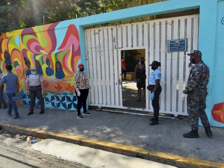  imagen Ministerio de Educaci&oacute;n resalta organizaci&oacute;n y muestras de civismo que se observa en las entregas de kits alimenticios que realiza el INABIE 