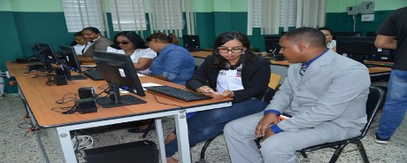  imagen Postulantes tomando la prueba 