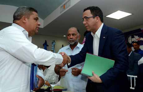  imagen 
Navarro afirma que los diagnósticos presentados por la ADP y por la Sociedad Civil servirán para la nueva estratégia institucional del Minerd 