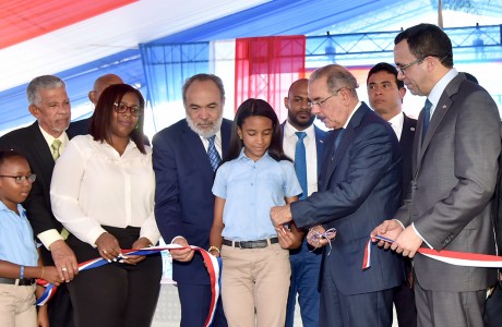  imagen Presidente Medina y Ministro Navarro acto de inauguraci&oacute;n de nuevo Centro Educativo en Villa Mella. 