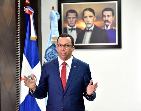  imagen Ministro Andr&eacute;s Navarro de pie haciendo haciendo llamado a padres enviar sus hijos puntualmente a la escuela este lunes 07 de enero 