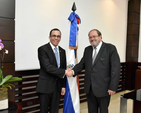  imagen Ministro Andr&eacute;s Navarro de pie estrechandole la mano a su hom&oacute;logo de Bolivia Roberto Aguilar&nbsp; 