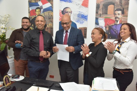  imagen Henry Santos, reunido&nbsp;con representantes de la filial de la Asociaci&oacute;n Dominicana de Profesores (ADP) de&nbsp;Santiago, encabezada por su titular, profesor Norberto Ortiz. 